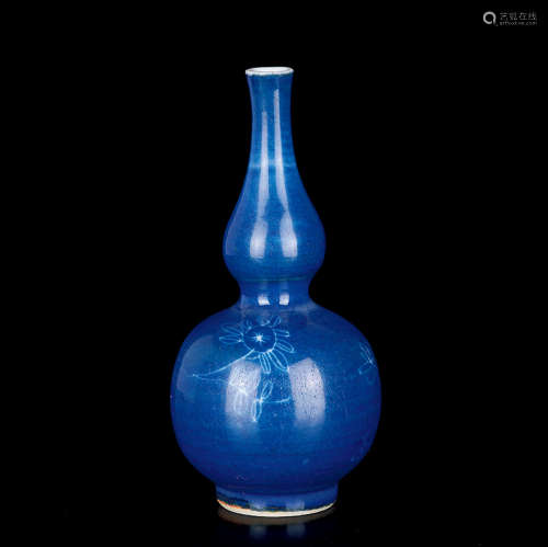 康熙 霁蓝釉堆白花卉纹葫芦瓶