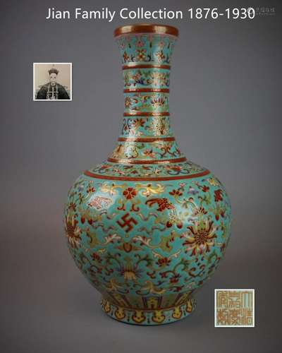 CHINESE GILT FAMILLE ROSE PORCELAIN VASE