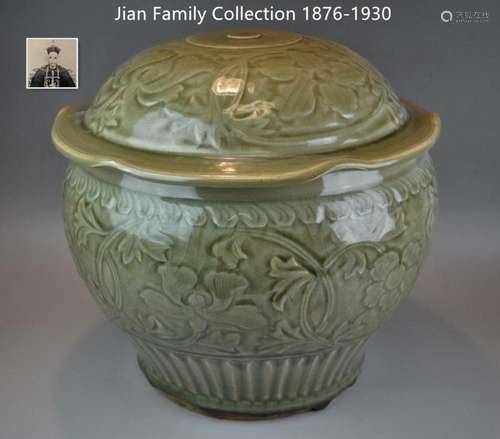 LARGE CHINESE CELADON GLAZED PORCELAIN JAR WITH LID