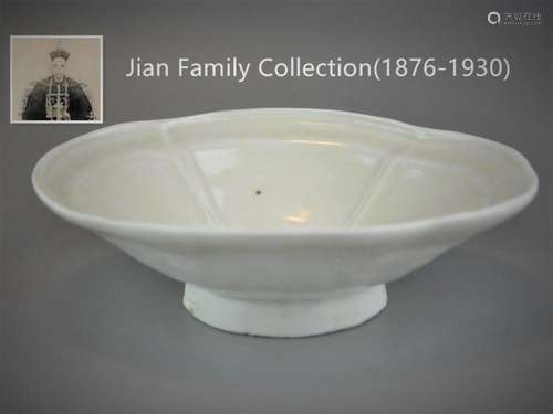 DING TYPE WHITE GLAZED MOULDED FISH PORCELAIN DISH