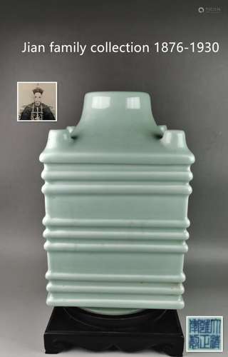 CHINESE CELADON GLAZED PORCELAIN VASE