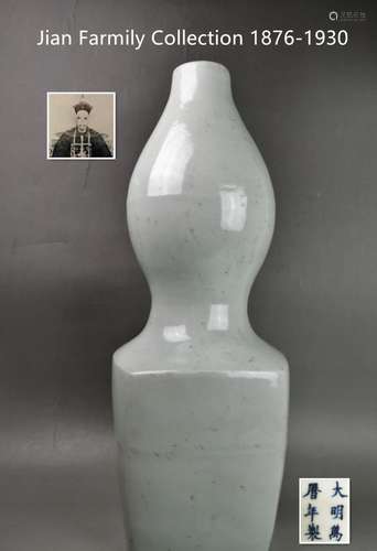 CHINESE WHITE GLAZED PORCELAIN VASE