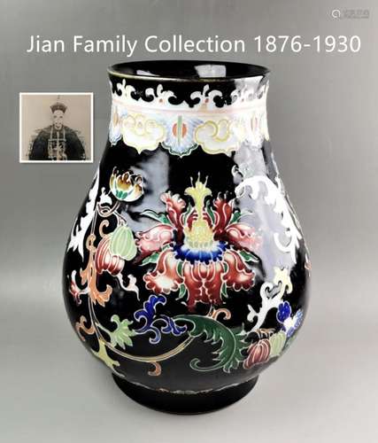 CHINESE FINE FAMILLE ROSE PORCELAIN VASE