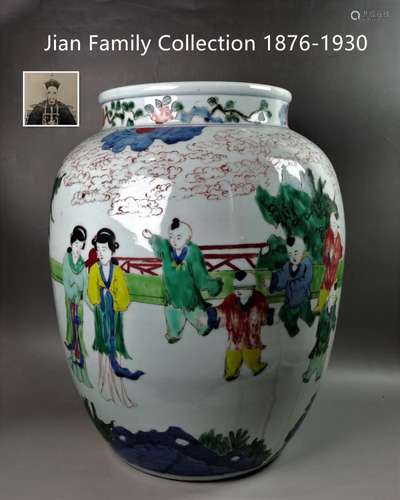 A LARGE CHINESE WUCAI PORCELAIN JAR