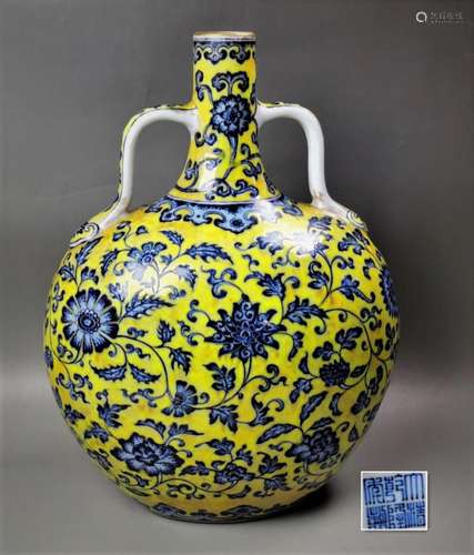 CHINESE YELLOW-GLAZED PORCELAIN MOON FLASK