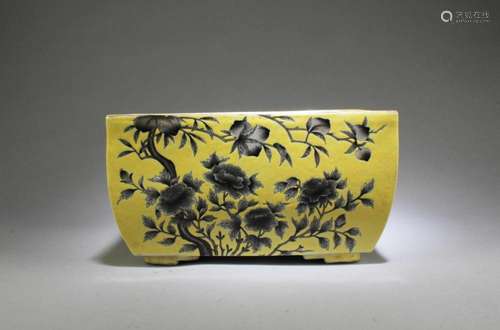 A Famille Jaune Porcelain Planter