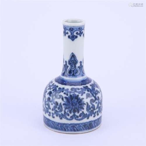 A blue and white interlocking lotus porcelain bell-shaped zu...
