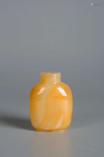 A yellow agate snuff bottle