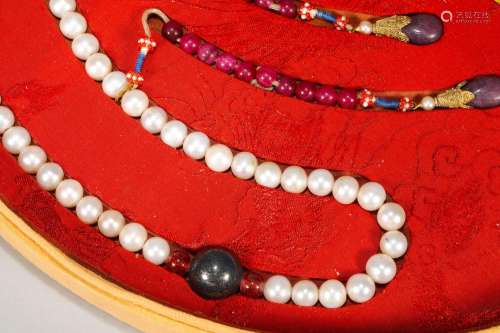 A string of pearl court beads