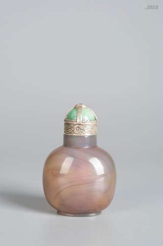 An agate snuff bottle with jadeite lid
