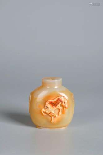 A horse patterned agate snuff bottle