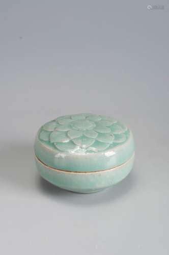 A flower carved celadon porcelain powder box