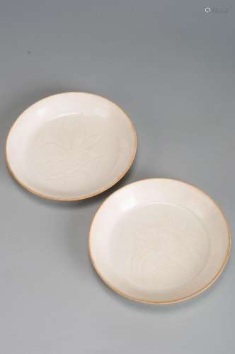 A pair of flower carved Ding kiln porcelain plates