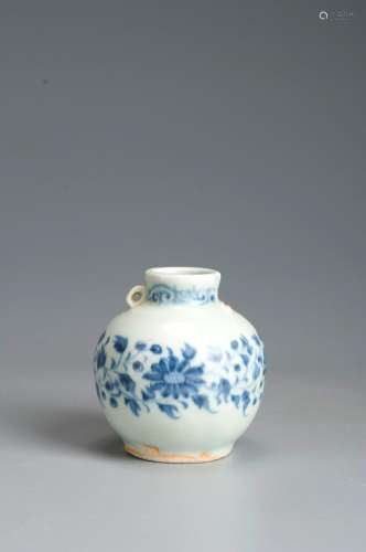 A blue and white interlocking lotus porcelain jar