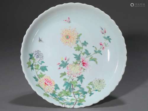 A famille rose butterfly and flower porcelain plate