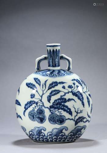 A blue and white litchi porcelain moon flask
