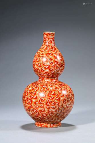 An iron red bat patterned porcelain gourd-shaped vase