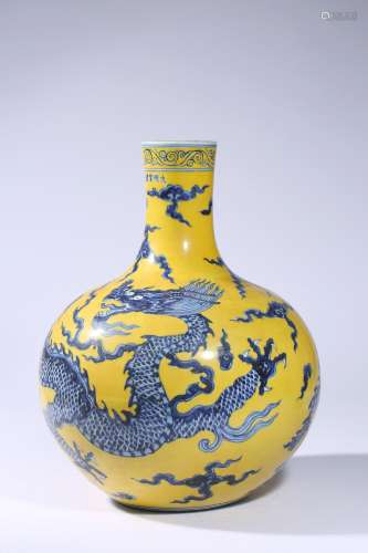 A yellow ground blue and white dragon porcelain tianqiuping