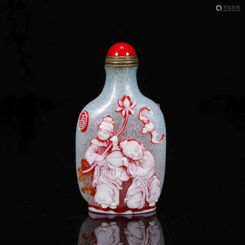 A figure patterned glass snuff bottle