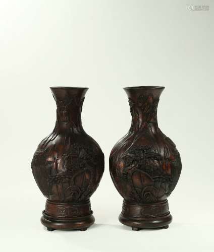 The Chinese Qing Dynasty A  Pairof Eaglewood Vases