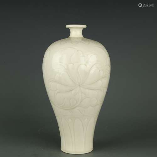 Chinese Song Dynasty Ding Kiln FLowers Pattern Mei Vase