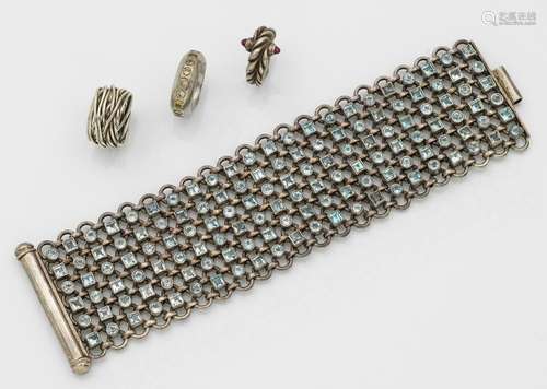 Dekoratives Armband und drei Ringe