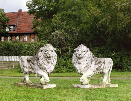 Paar monumentale Löwen als Parkskulpturen