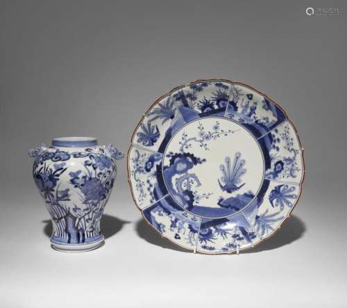 A LARGE JAPANESE KAKIEMON-STYLE BLUE AND WHITE DISH