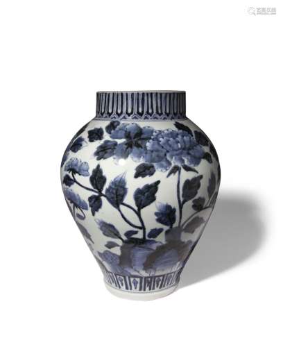 A JAPANESE ARITA BLUE AND WHITE VASE