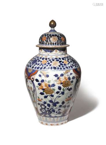A LARGE JAPANESE IMARI MOULDED VASE AND COVER