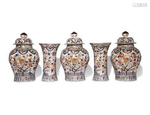 A SAMSON JAPANESE-STYLE IMARI FIVE-PIECE GARNITURE