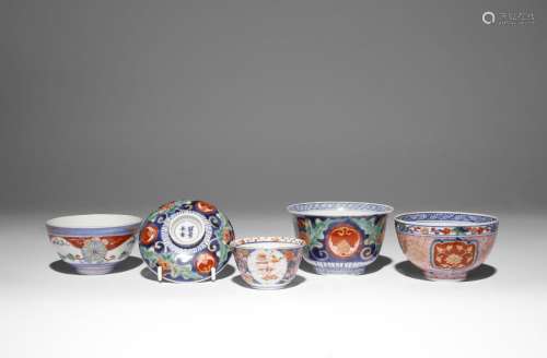 A SMALL COLLECTION OF JAPANESE PORCELAIN PIECES