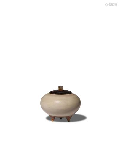 A JAPANESE TRIPOD KORO (INCENSE BURNER AND COVER)