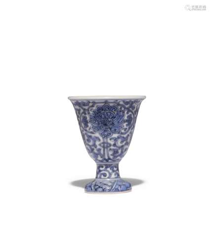 A SMALL JAPANESE BLUE AND WHITE FOOTED CUP