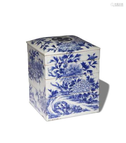 A JAPANESE FOUR-TIER PORCELAIN PICNIC BOX (SAGEJUBAKO)