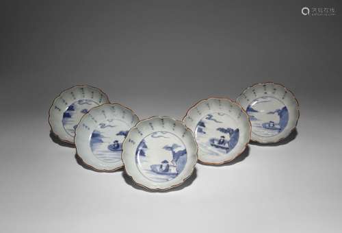 A SET OF FIVE JAPANESE BLUE AND WHITE DISHES