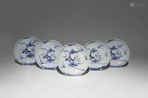 A SET OF FIVE JAPANESE BLUE AND WHITE DISHES