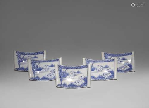 A SET OF FIVE JAPANESE BLUE AND WHITE DISHES