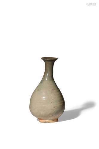 A TALL KOREAN CELADON BOTTLE VASE