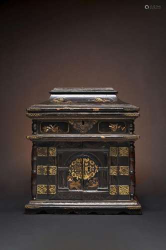 A RARE JAPANESE LACQUER JEWELLERY BOX FOR THE EXPORT MARKET