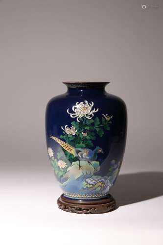 A JAPANESE CLOISONNE VASE BY ANDO JUBEI (1876-1953)