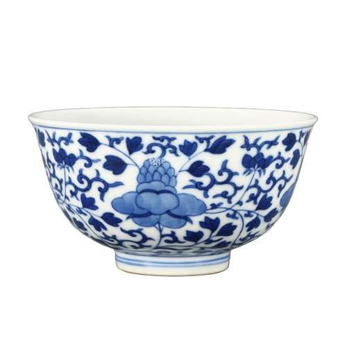 A BLUE AND WHITE FLORAL BOWL