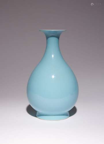A CHINESE TURQUOISE-ENAMELLED PEAR-SHAPED VASE, YUHUCHUNPING