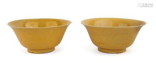 A pair of Chinese porcelain monochrome yellow-glazed bowls, ...