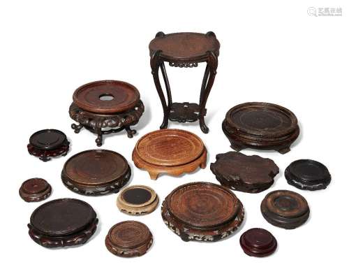 Twenty Chinese and Japanese wood stands (20)<br />
<br />
木...