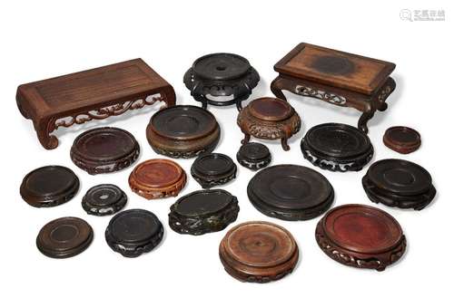 Twenty Chinese and Japanese wood stands (20)<br />
<br />
木...