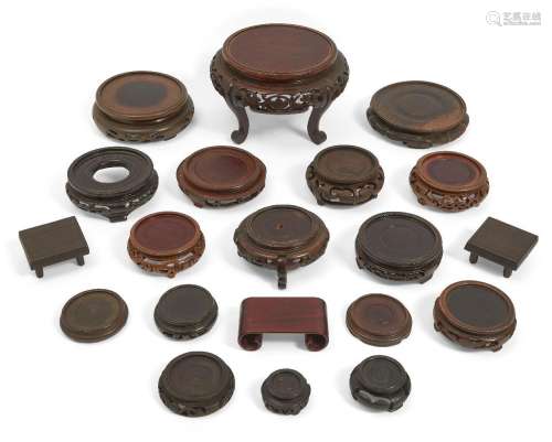 Twenty Chinese and Japanese wood stands (20)<br />
<br />
木...