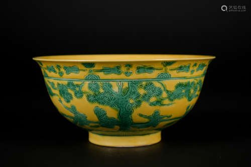 A yellow-ground and green glazed 'figure' bowl