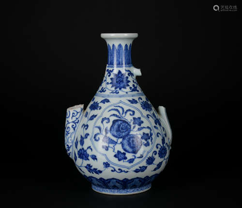 A blue and white 'floral' teapot