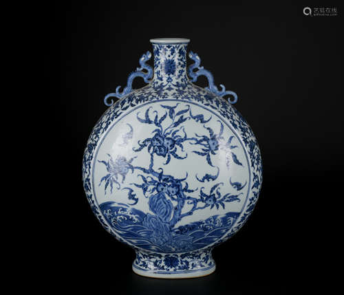 A blue and white 'floral' moonflask